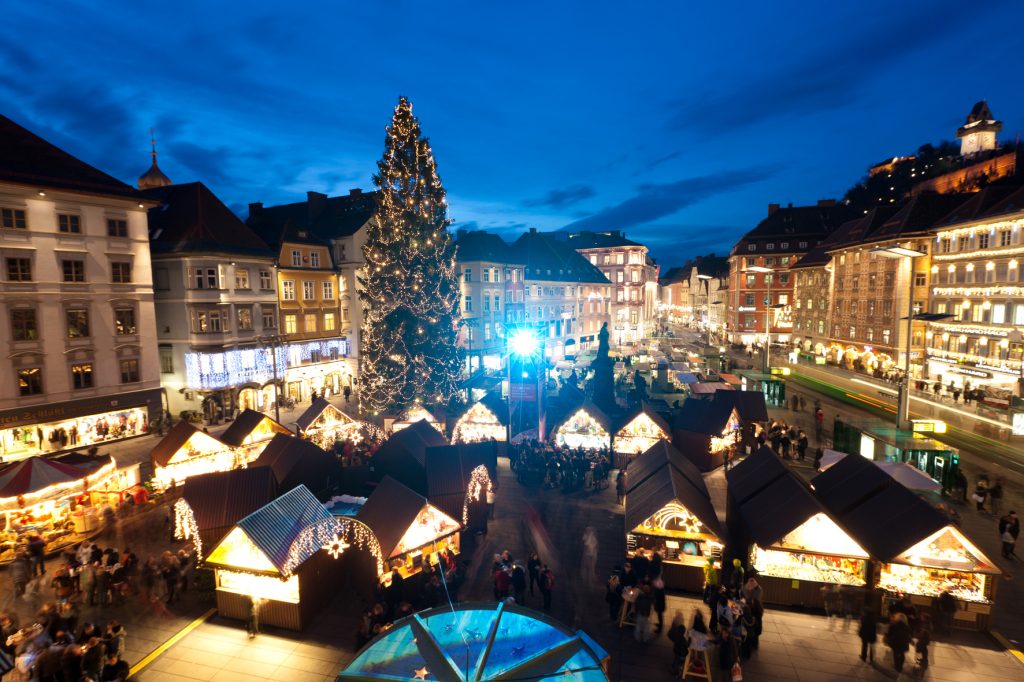 Christkindlmarkt vor dem Rathaus am Hauptplatz (c) Graz Tourismus - Harry Schiffer