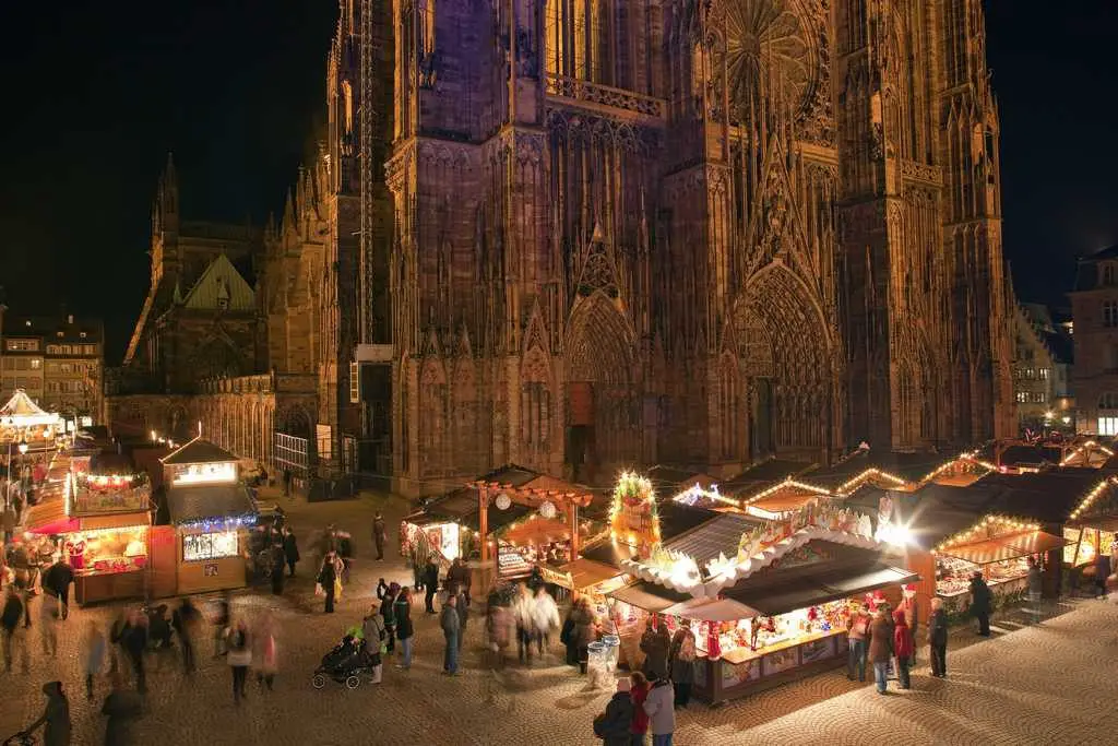 Marché de Noël place de la cathédrale à Strasbourg