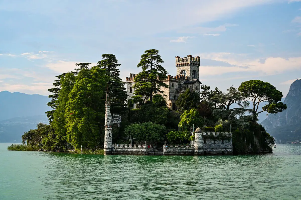 LoretoIsland_LakeIsola_Italy Брешиа