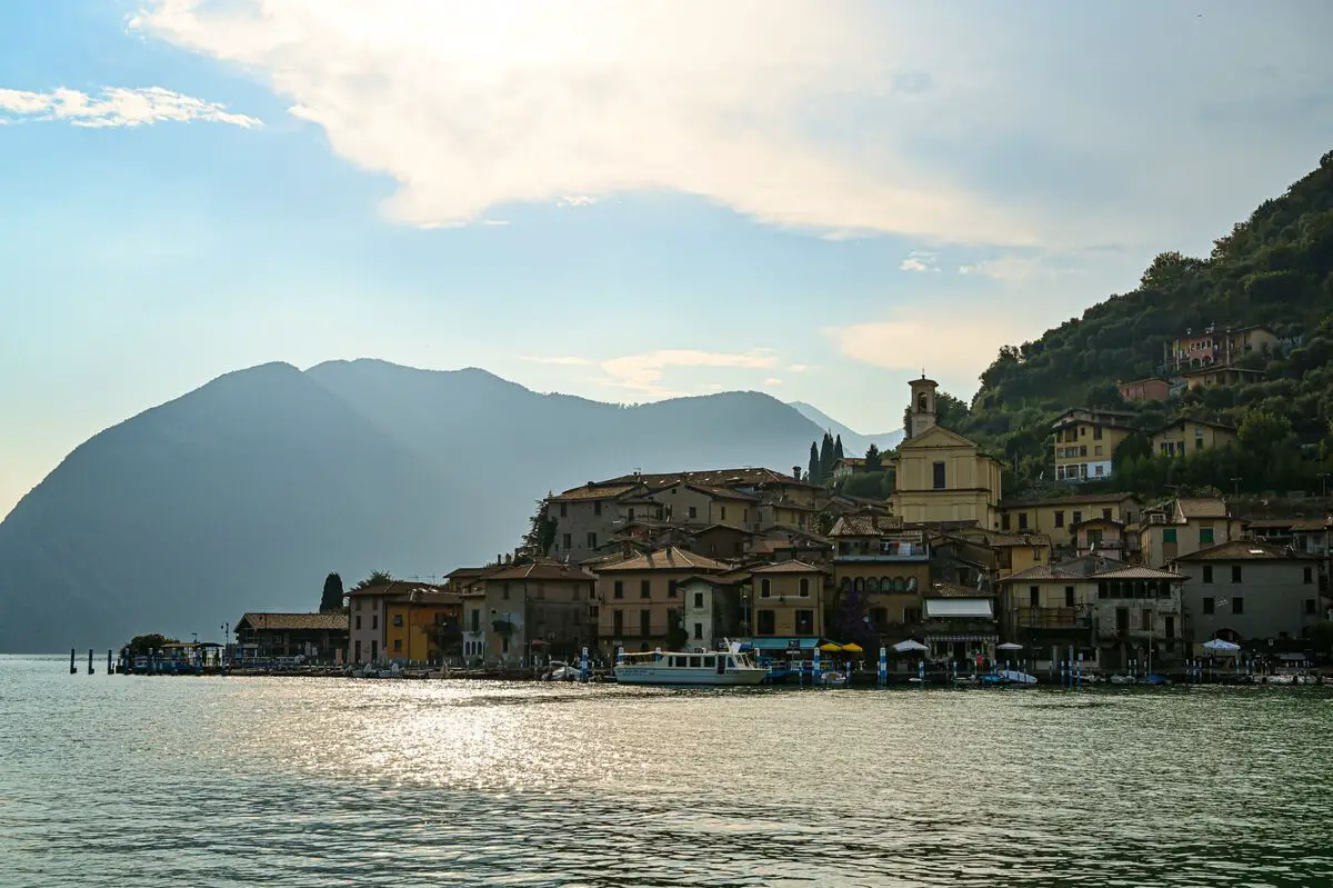 MonteIsola_LakeIsola_Italy Брешиа 