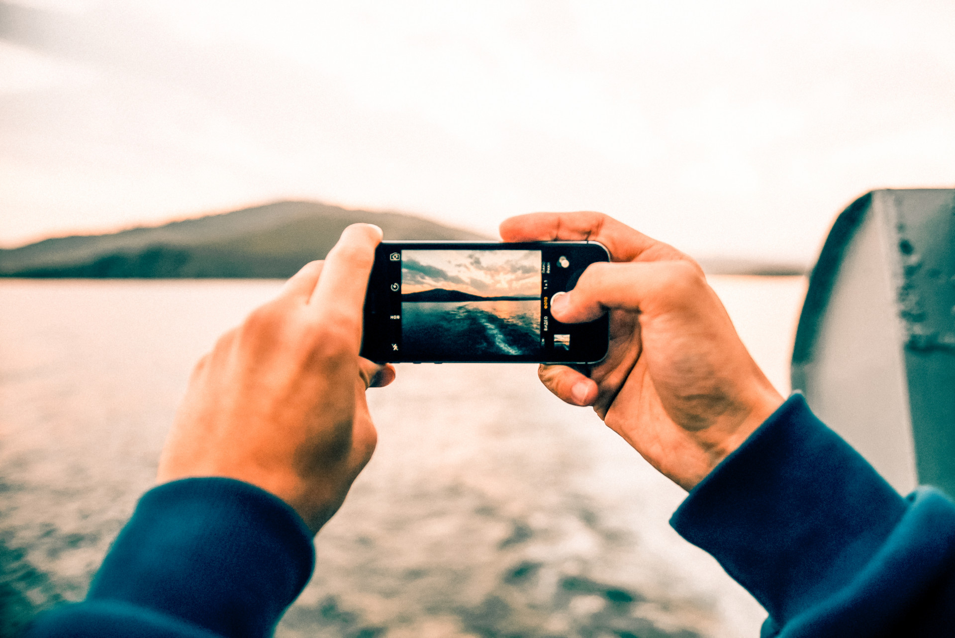 Двойное время на телефоне. Время на телефоне. Блики на телефоне во время фотографирования. Time with Phone.