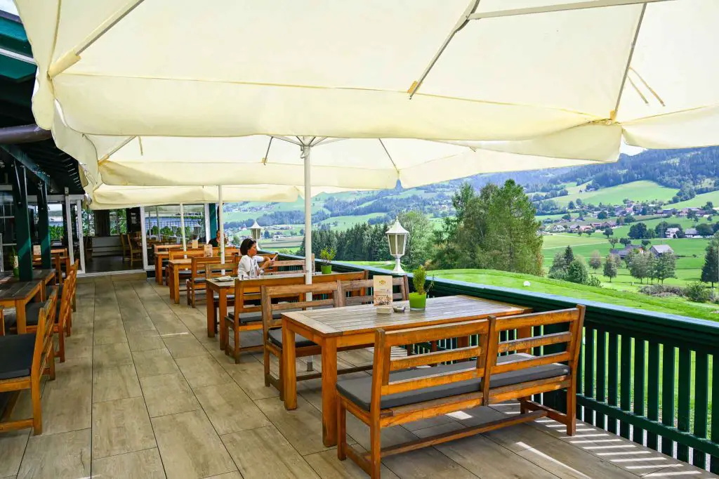 ImlauerHotelSchlossPichlarnAustriaReview_GolfrestaurantHole19